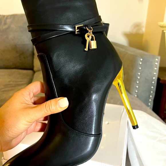 Elegant Black and Gold Heeled Boots with Pointed Toe - Picture 7 of 15